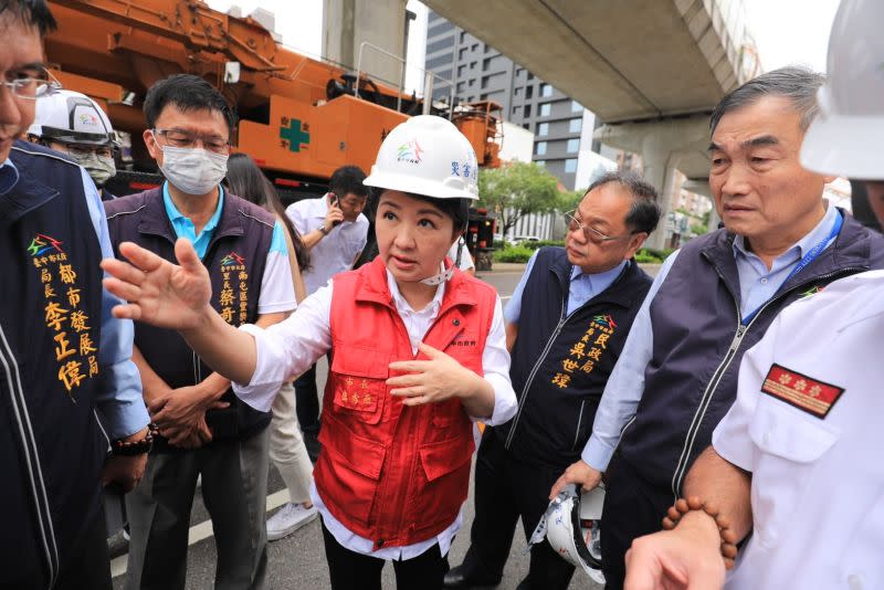 ▲台中捷運發生重大死傷意外，市長盧秀燕及副市長黃國榮趕往現場坐鎮指揮。（圖／台中市政府提供，2023.05.10）