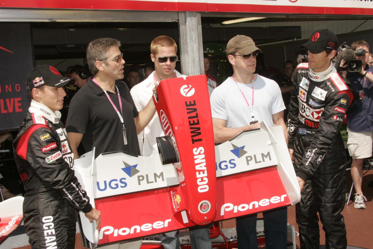 George Clooney, Brad Pitt y Matt Damon posan durante una visita guiada al garaje de Jaguar como invitados oficiales de Jaguar Racing de la Fórmula Uno en Mónaco. (Foto: Dufour/WireImage)