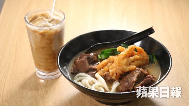 三餸車仔麵（連飲品）：豬紅、牛腩、鳳爪配上海麵，凍奶茶，$36。