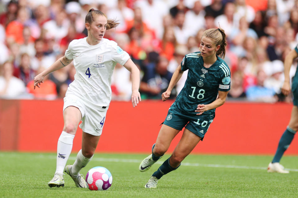 Keira Walsh (links) im EM-Finale gegen  DFB-Spielerin Tabea Wassmuth. (Bild: Sarah Stier - UEFA/UEFA via Getty Images)