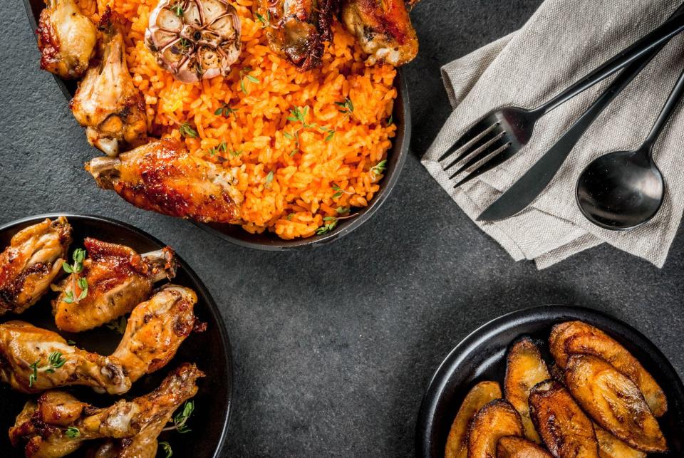 Jollof Reis ist ein bekannter Tomatenreis aus Westafrika. Der Reis, auch bekannt unter Benachin, ist in Gambia und Senegal sowie in Ghana, Sierra Leone und Nigeria weit verbreitet. Dafür wird Reis mit Tomaten oder Tomatenmark, Süßkartoffeln und Maniokwurzel ähnlich wie Risotto oder Paella zubereitet. Zum Reis passen Hähnchenschenkel und frittierte Kochbananen. (Bild: iStock/Rimma_Bondarenko)