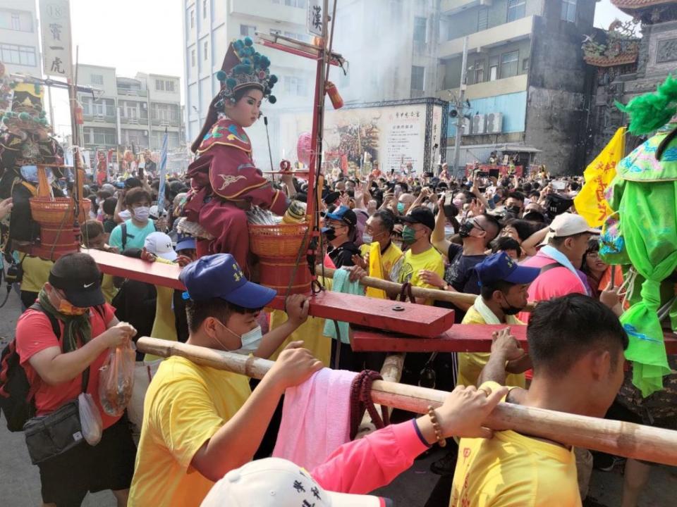 人力扛抬的後社蜈蚣陣，上坐三十六位兒童扮演的神童。（記者黃文記攝）