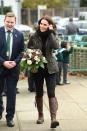 Kate Middleton strahlte als sie am 28. November 2017 die Robin Hood Primary School besuchte, um das 10-jährige Bestehen der Kampagne der Royal Horticultural Society für Schulgärtnerei zu feiern. Die Herzogin, die mit ihrem dritten Kind schwanger war, verbarg ihren Babybauch unter einer grünen Wachsjacke, dazu trug sie schwarze Jeans und ihre kniehohen Lieblingslederstiefel. (Foto: Getty Images)