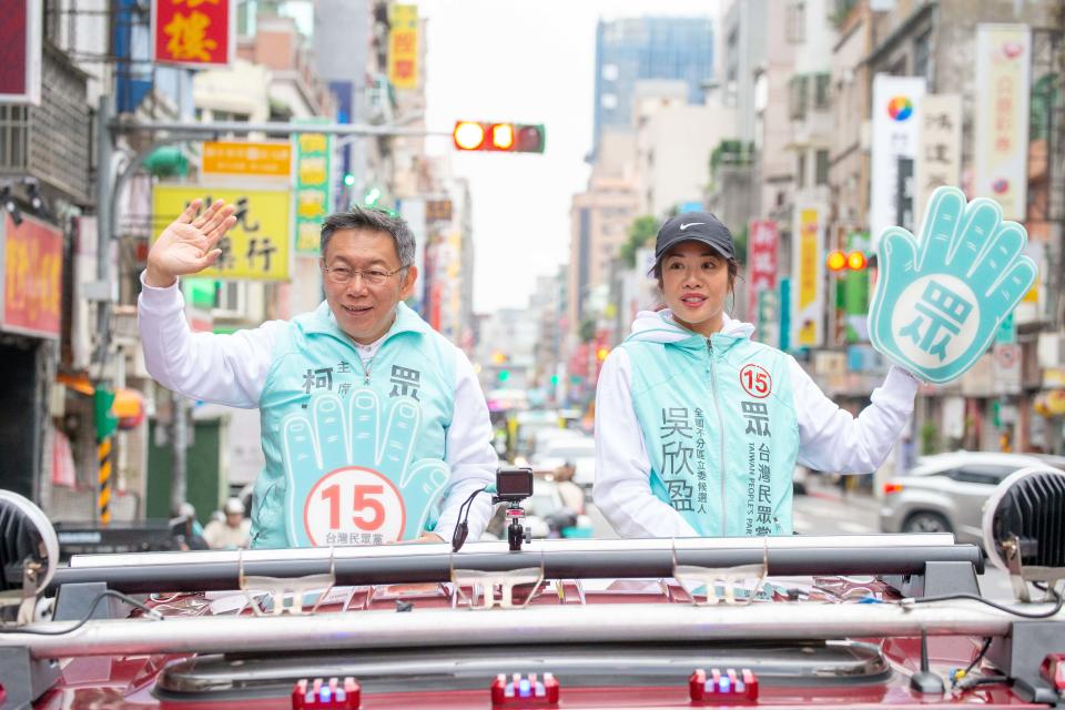 ▲台灣民眾黨主席柯文哲8日陪同候選人掃街。（圖／民眾黨提供, 2020.1.8）