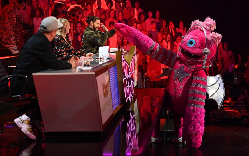 Mit einem High Five bedankte sich der Monstronaut für das Lob von Ratefuchs Rea Garvey. (Bild: ProSieben/Willi Weber)