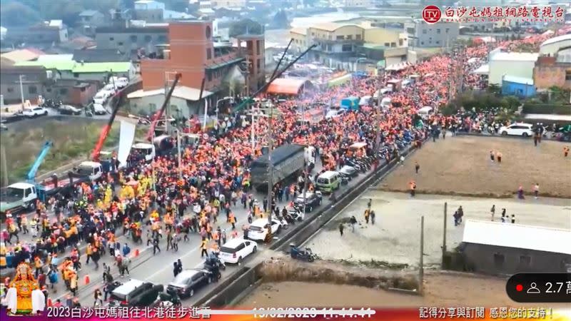 白沙屯媽祖回鑾，吊車高掛鞭炮接駕，畫面震撼。（圖／取自白沙屯媽祖網路頻道）