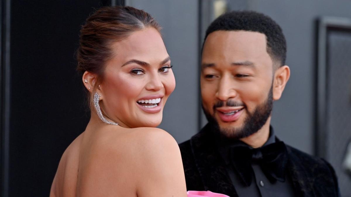 chrissy-teigen-gives-birth-welcomes-new-baby-with-john-legend