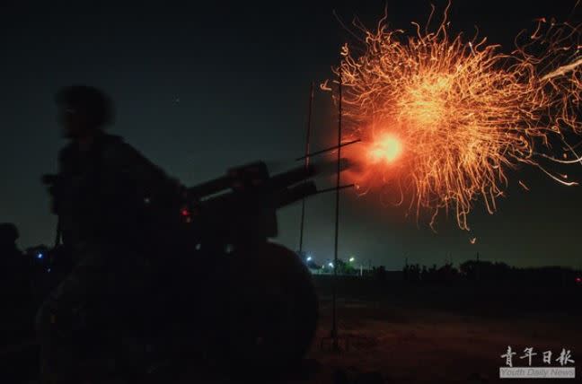 陸軍105榴彈砲夜間射擊。（圖／青年日報提供）