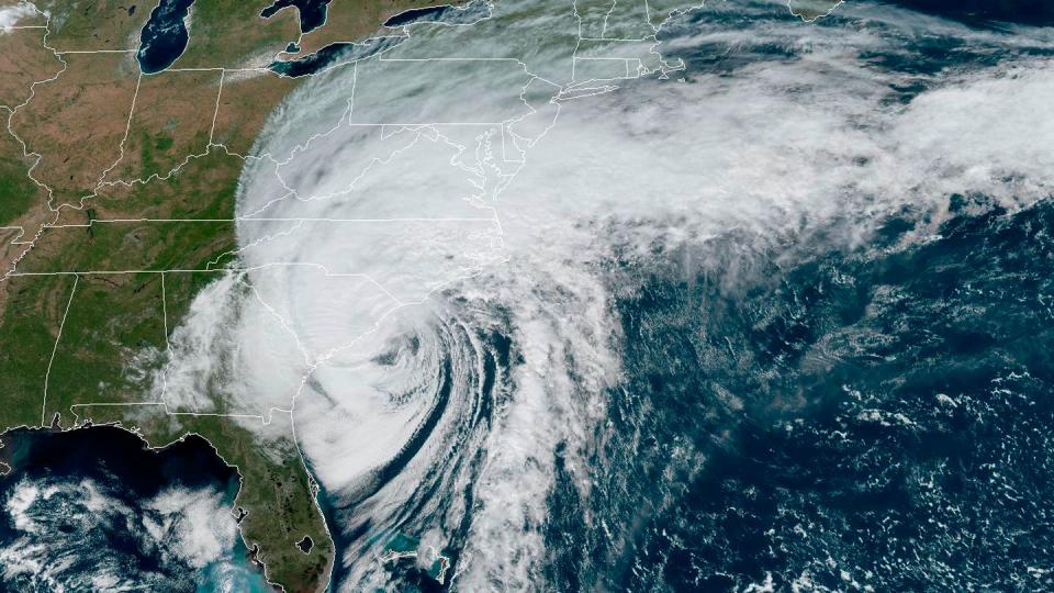 Ein Hurrikan trifft auf die Ostküste der USA. (Bild: NOAA / AP / dpa)
