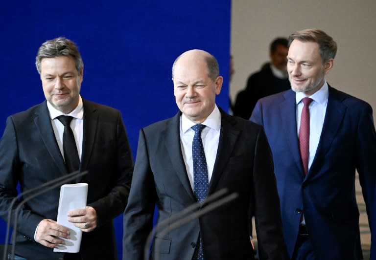 Die Haushaltsverhandlungen in der Ampel-Koalition sind auf die Zielgerade gegangen: Bis Freitag soll eine Grundsatzeinigung zwischen Kanzler Olaf Scholz (SPD), Finanzminister Christian Lindner (FDP) und Wirtschaftsminister Robert Habeck (Grüne) erzielt werden. (Tobias SCHWARZ)