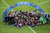 Barcelona players celebrate with the trophy after winning the Champions League final. REUTERS/Fabrizio Bensch