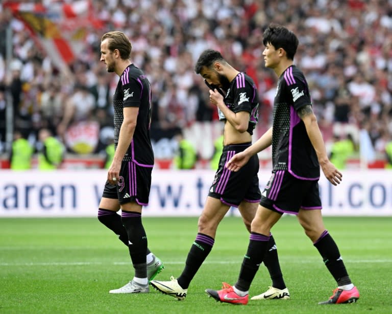 Les joueurs du Bayern Harry Kane, Noussair Mazraoui et Kim Min-Jae (de gauche à droite) dépités après la défaite 3-1 samedi à Stuttgart en Bundesliga (THOMAS KIENZLE)