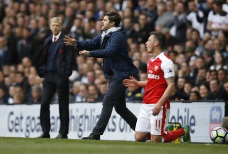 Britain Football Soccer - Tottenham Hotspur v Arsenal - Premier League - White Hart Lane - 30/4/17 Tottenham manager Mauricio Pochettino, Arsenal manager Arsene Wenger and Mesut Ozil Action Images via Reuters / Paul Childs Livepic