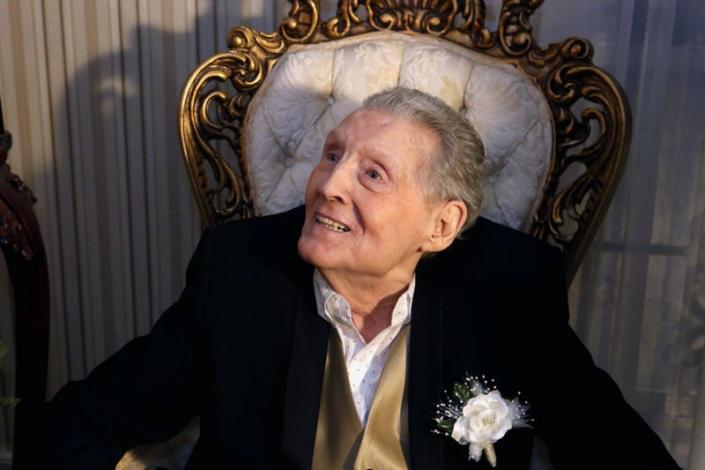 Rock 'n' roll pioneer Jerry Lee Lewis, known as 'The Killer,' dies