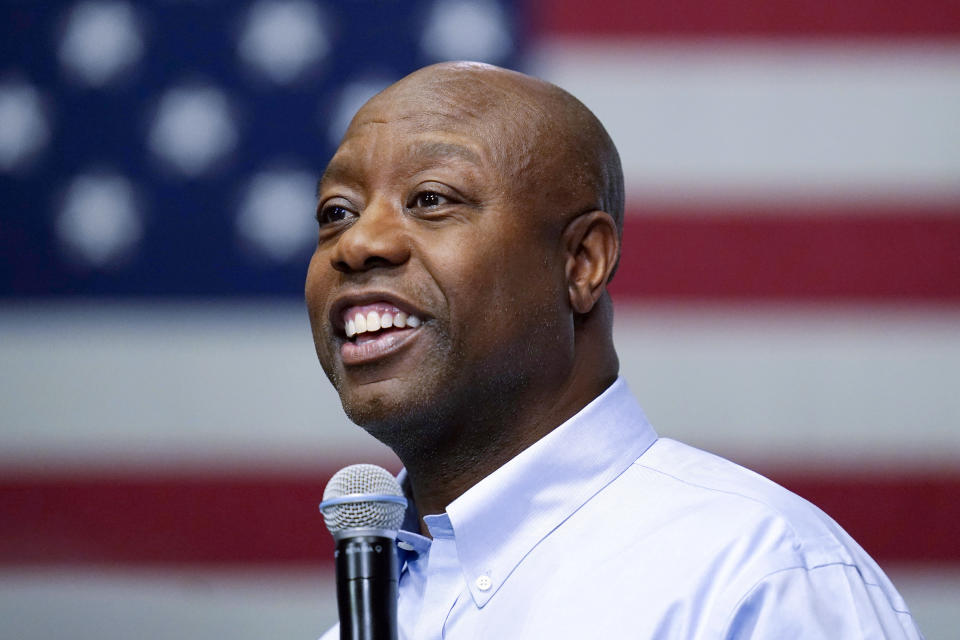 ARCHIVO - El precandidato republicano a la presidencia, el senador Tim Scott, habla durante un evento el 8 de mayo de 2023, en Manchester, Nueva Hampshire. (AP Foto/Charles Krupa, Archivo)