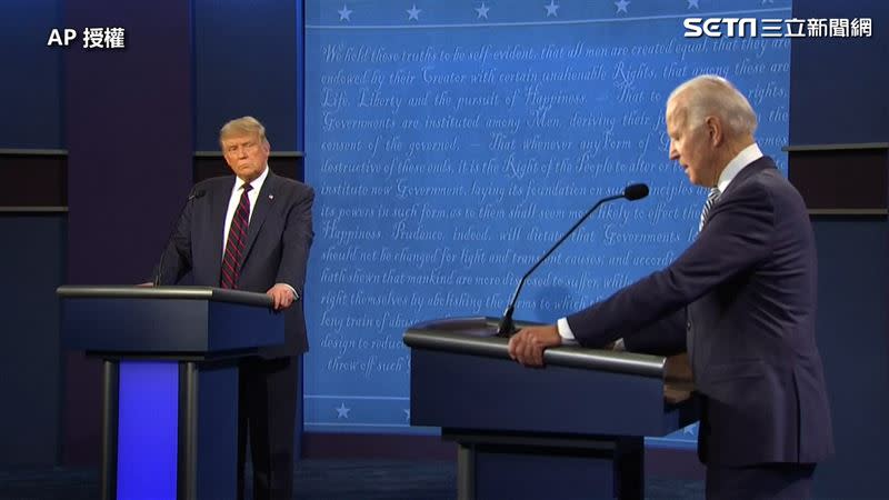 川普在首場美國總統大選辯論上，質疑戴口罩的功用，甚至嘲笑拜登戴口罩。（圖／AP授權）