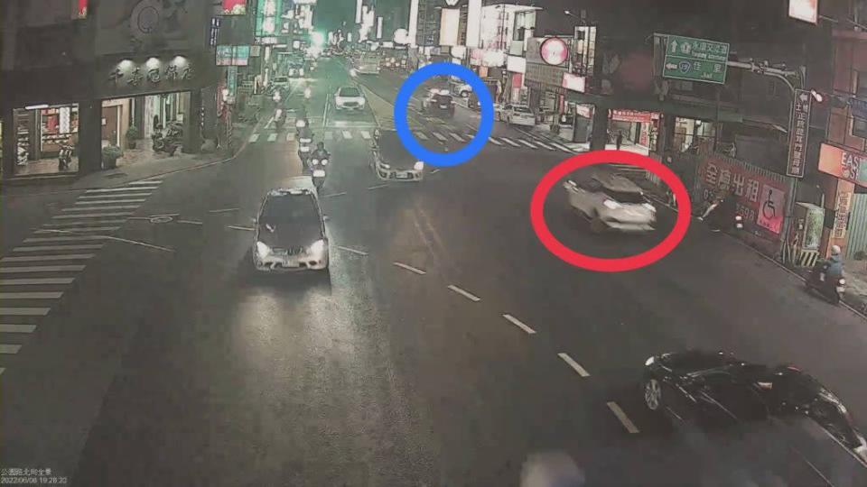 郭男載男嬰送醫（紅圈）被大雨車流阻擋，警車（藍圈）緊急開道僅用五分鐘抵急診室。（記者葉進耀翻攝）
