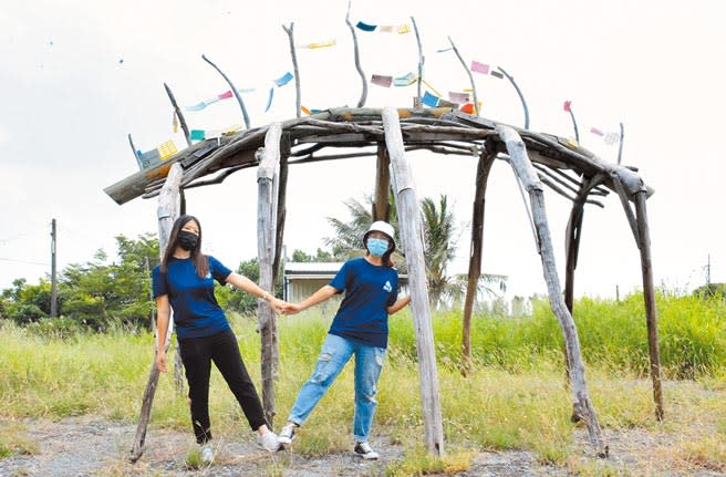 屏東縣利用海廢打造的裝置藝術，成了遊客造訪南平里的熱門打卡點。（林和生攝）