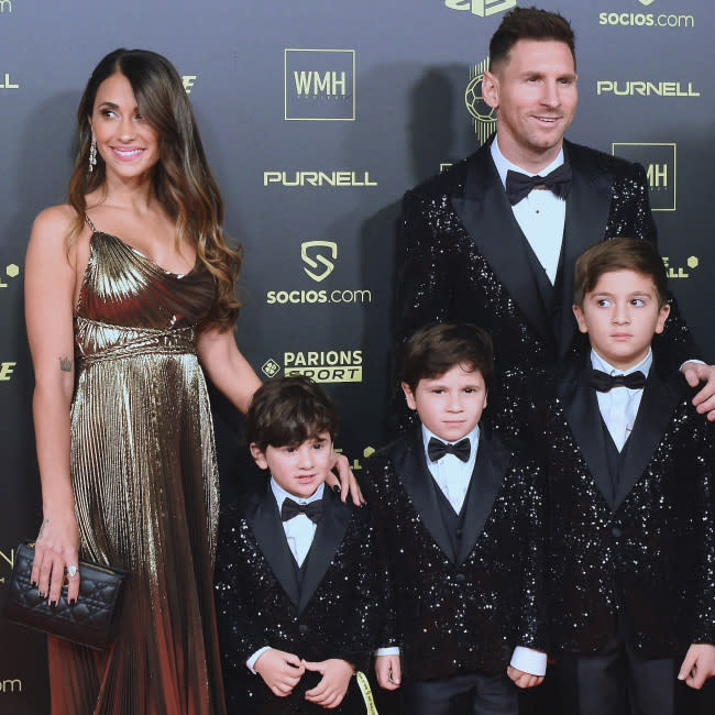 Antonela Rocuzzo, vestida de Dior, junto a Leo Messi y sus hijos credit:Bang Showbiz