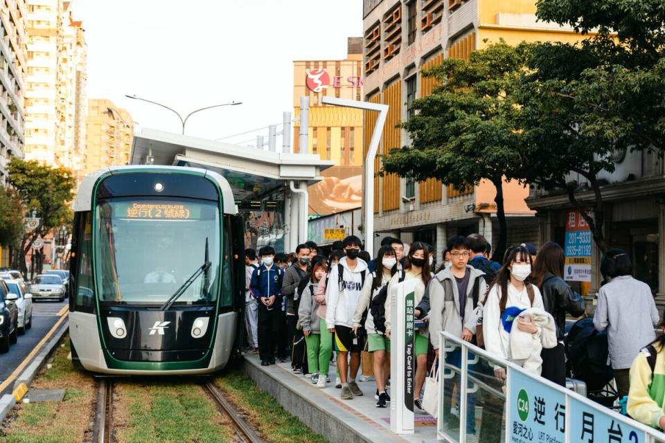 高雄環狀輕軌2月26日起收費。   圖：高雄市捷運局/提供