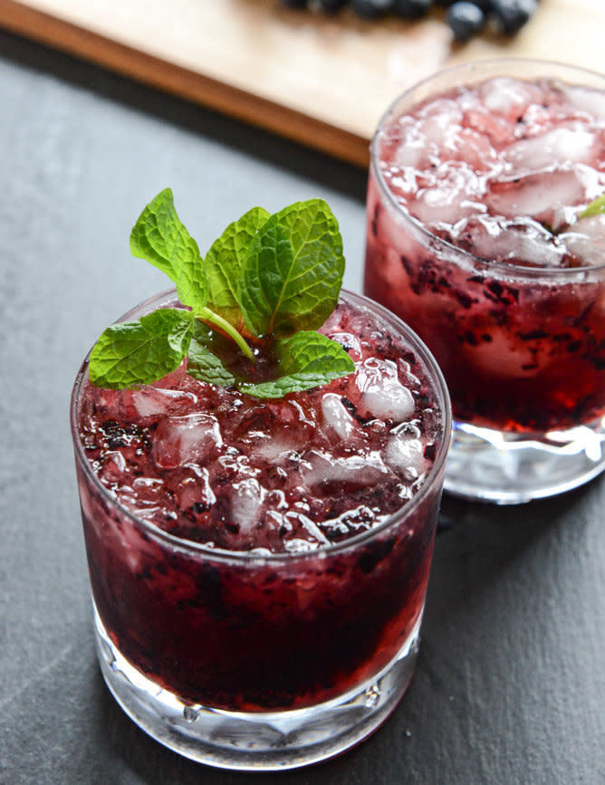 <strong>Get the <a href="http://www.howsweeteats.com/2013/04/blueberry-mint-juleps/" target="_blank">Blueberry Mint Juleps recipe</a> from How Sweet It Is</strong>