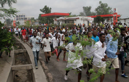 Congolese opposition supporters chant slogans during a march to press President Joseph Kabila to step down in the Democratic Republic of Congo's capital Kinshasa, September 19, 2016. REUTERS/Kenny Katombe/File Photo