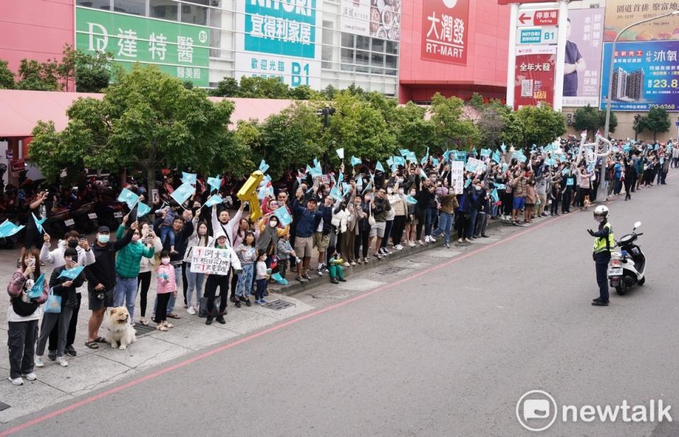 民眾黨總統候選人柯文哲今(7)早在高雄市區掃街拜票，支持者在路旁向柯文哲加油打氣。   圖：張良一 / 攝