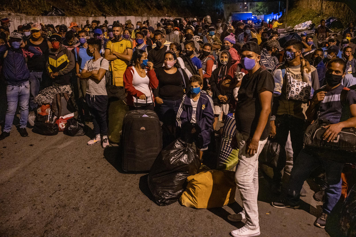 Sebastián Ventura, de seis años, camina en el segundo día de su trayecto de seis meses en busca de un hogar. Cientos de venezolanos reunidos en Bucaramanga, Colombia, en su largo camino hacia casa (Federico Rios/The New York Times)    