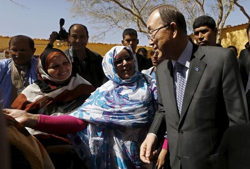 Le secrétaire général des Nations unies, Ban Ki-moon (à droite), s'est rendu samedi à Tindouf dans le sud de l'Algérie pour visiter des camps de réfugiés sahraouis dans le cadre des efforts visant à relancer des négociations entre le Maroc et les indépendantistes du Front Polisario sur la question du Sahara occidental. /Photo prise le 5 mars 2016/REUTERS/Zohra Bensemra