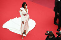 Spectaculaire ! Tel est le premier mot qui vient à l’esprit en découvrant la tenue de Cindy Bruna lors de la projection du film La Belle époque. Une tenue digne de l’énigmatique thématique "Camp" du Met Gala 2019. Jugez vous-même : le top français portait un tailleur-pantalon aux lignes futuristes et archi géométriques agrémenté d’une traîne corolle blanche.