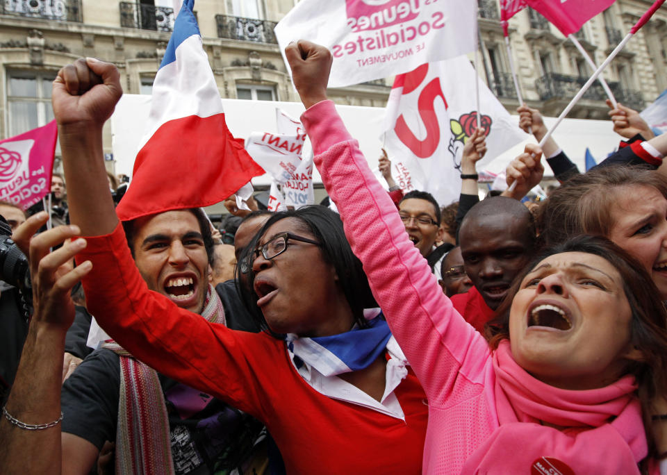 Les militants socialistes célèbrent leur victoire REUTERS/Jean-Paul Pelissier