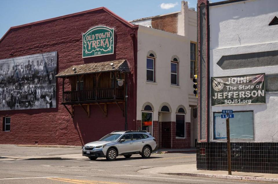 A sign calling for supporters for the State of Jefferson hangs on a building at the intersection of North Main and West Miner streets, across from a sign welcoming people to Old Town Yreka on Aug. 10. Yreka is the Siskiyou County seat county, where about 44% of voters are registered as Republicans and 28% as Democrats. Xavier Mascareñas/xmascarenas@sacbee.com