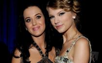 <p>Auch mit Katy Perry (links) hatte Taylor Swift eine Fehde: Seit die eine der anderen ein paar Background-Tänzer abwarb, ging es zwischen den beiden Superstars lange Jahre hin und her - Swifts Zoff-Hymne "Bad Blood" inklusive. (Bild: Larry Busacca/Getty Images for NARAS)</p> 
