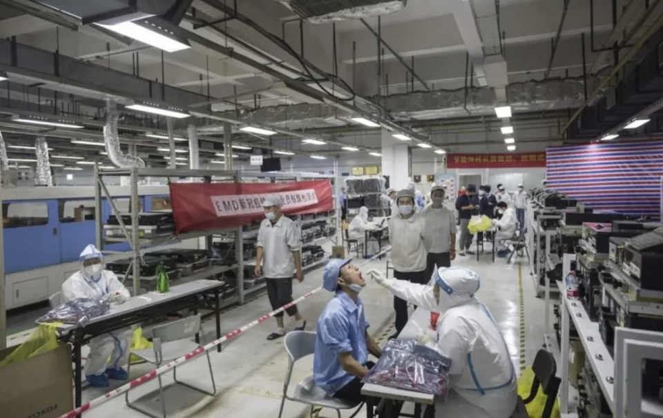 China adheres to the policy of clearing, sealing and controlling the epidemic The photo shows workers at the Foxconn factory queuing for nucleic acid tests.  Figure: Taken from Daily People (data image)