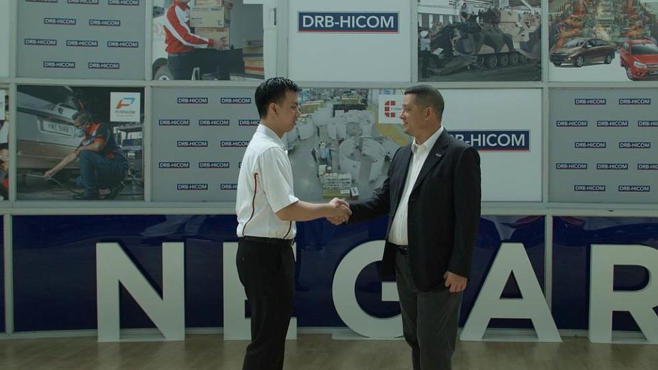 Kennard Lee (left) shaking hands with DRB-Hicom general manager of group human capital David Azzuddin Buxton. — Picture courtesy of DRB-Hicom