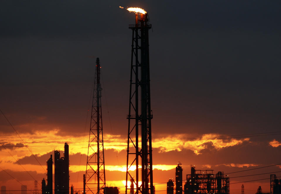 Dark clouds stretch across a refinery as Hurricane Ike approaches the Gulf of Mexico near Houston, Texas September 12, 2008. Massive Hurricane Ike bore down on the Texas coast on Friday, driving a wall of water into seaside communities and threatening catastrophic damage. REUTERS/Carlos Barria  (UNITED STATES)