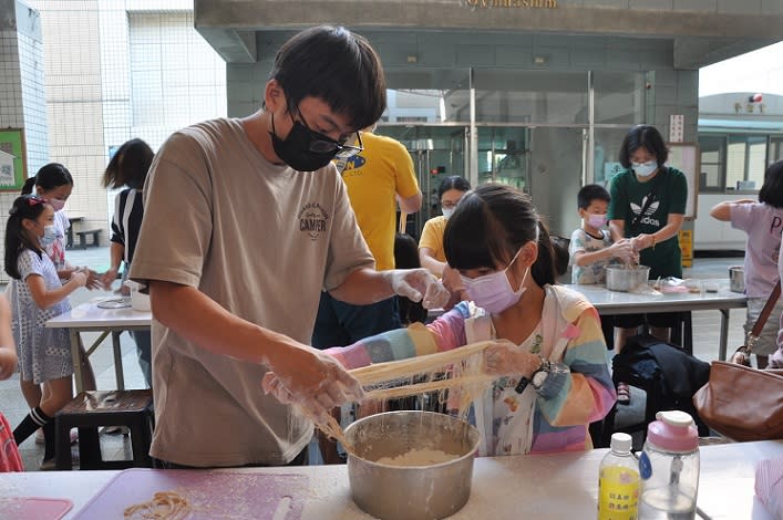 懷念的古早味　社教館龍鬚糖親子活動