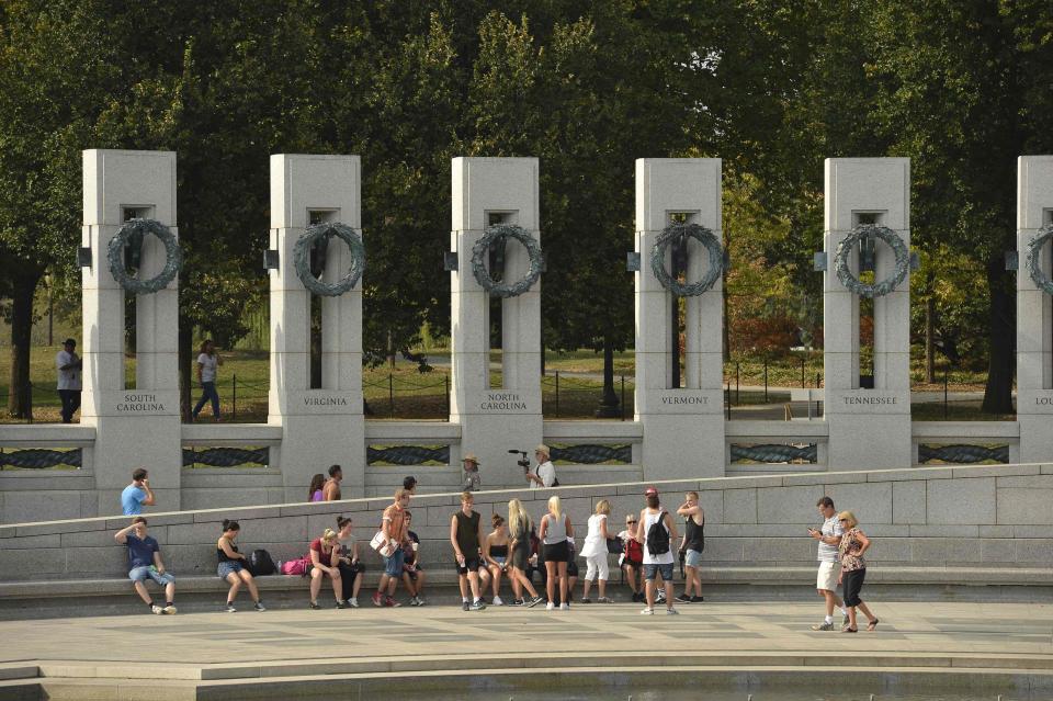 Tourists visit the World War II Memorial in Washington October 5, 2013, as the government shutdown continues into the weekend. Washington entered the fifth day of a partial government shutdown on Saturday with no end in sight even as another, more serious conflict over raising the nation's borrowing authority started heating up. (REUTERS/Mike Theiler)