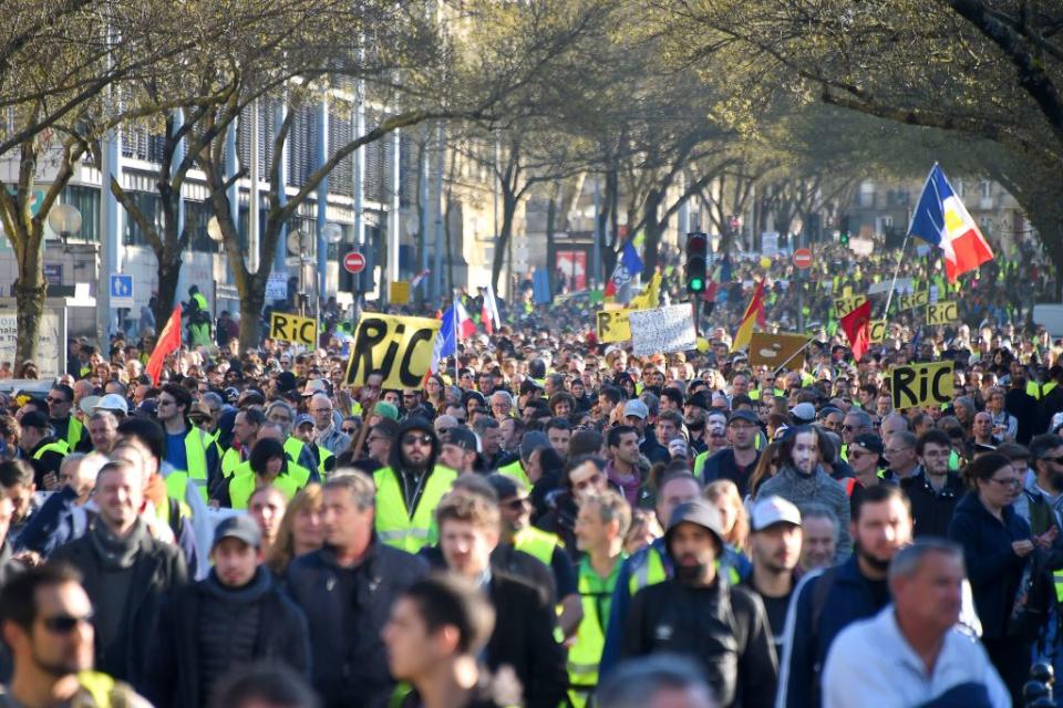 <p>Bordeaux a réaffirmé son statut de place forte du mouvement à l’occasion de ce 15ème acte de la mobilisation. Quelque 4500 gilets jaunes ont en effet défilé samedi après-midi dans les rues de la préfecture de la Gironde. Contrairement aux sorties précédentes, la manifestation s’est cette fois-ci déroulée dans le calme.<br>(Crédit : Getty Images) </p>