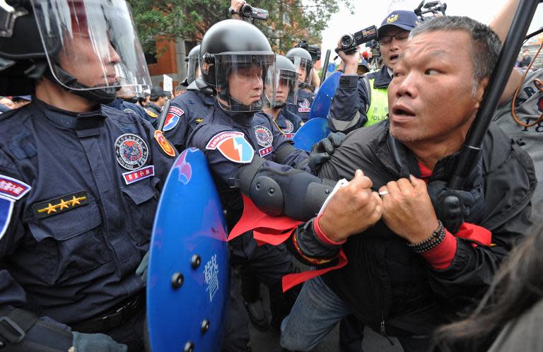 Taiwanese riot police clash with pro-China activists in Taipei, on April 1, 2014