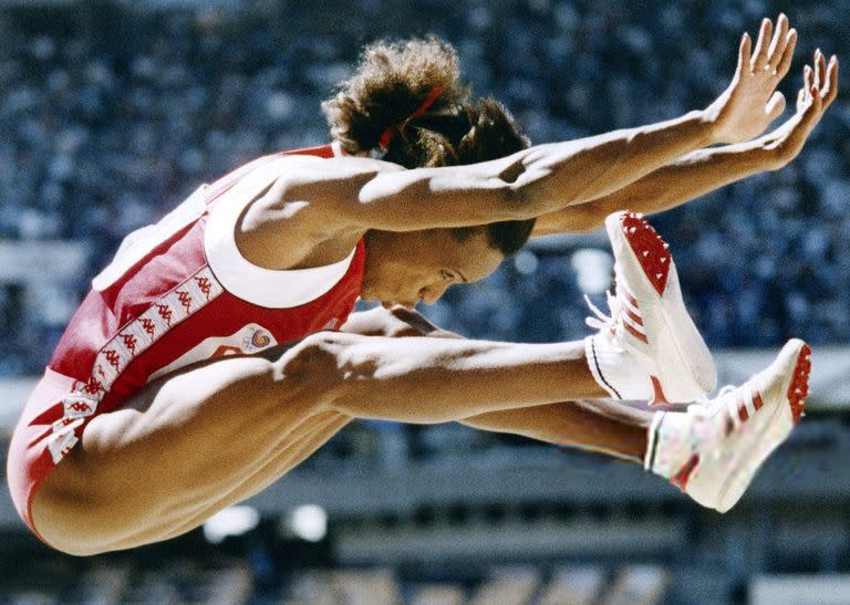 La estadounidense Jackie Joyner-Kersee compite en la final de salto de longitud femenino en el evento de atletismo de los Juegos Olímpicos de Seúl 1988, el 29 de septiembre de 1988, en Seúl