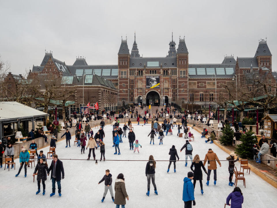 Der beliebte Museumplein in Amsterdam wird im Dezember zum romantischen Weihnachtsmarkt – mit Eisbahn, Geschenkeständen und leckeren Waffeln auf die Hand. Wer sich aufwärmen will, kuschelt an einer der Feuerstellen, bummelt zwischen den Winterchalets durch oder gönnt sich ein warmes Getränk an einem der Genussbuden. Das Ice Village findet bis zum 25. Dezember statt, weitere Infos unter https://iceamsterdam.nl (Bild: Getty Images)