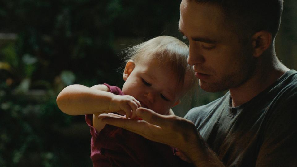 Mit ihrem ersten englischsprachigen Film scheut die französische Filmemacherin Claire Denis den Vergleich auch mit den größten des Science-Fiction-Genres nicht. Formal und in seiner Komplexität erinnert "High Life" an "2001 – Odyssee im Weltraum" von Stanley Kubrick ebenso wie an Andrej Tarkowskis "Solaris". Robert Pattinson spielt einen von mehreren ehemaligen Strafgefangenen, die für eine Weltraummission auserkoren wurden. Sie sollen mit einem Raumschiff zum nächstgelegenen Schwarzen Loch fliegen, um eine Energiequelle anzuzapfen. Die meisten "Astronauten" sind unterwegs bereits gestorben. Nur Monte und seine mittels künstlicher Befruchtung gezeugte Tochter Willow haben überlebt. Doch auch für sie gibt es kein Zurück aus dem Himmelsfahrtkommando. (Bild: ddp images/Capital Pictures)