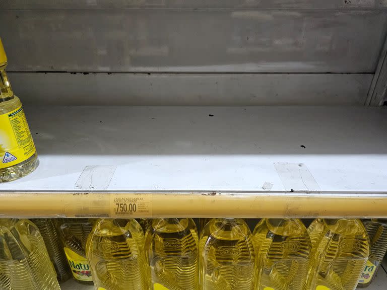 Faltante de aceite en un supermercado chino de Maipú al 700