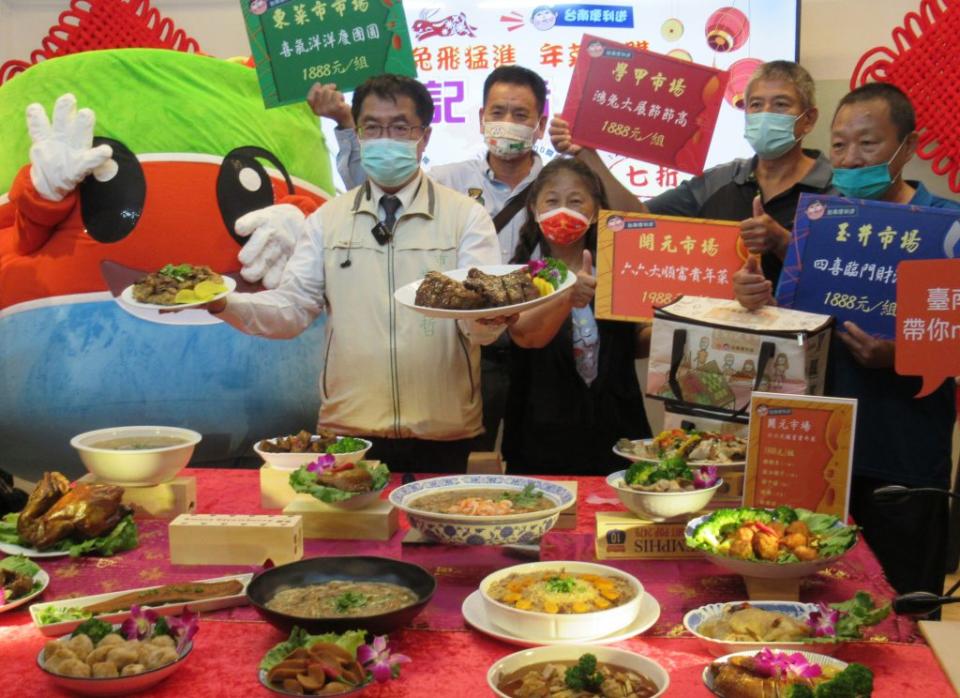 台南便利送平台推出各市場名攤年菜組合，婆婆媽媽可多選購。（記者陳佳伶攝）