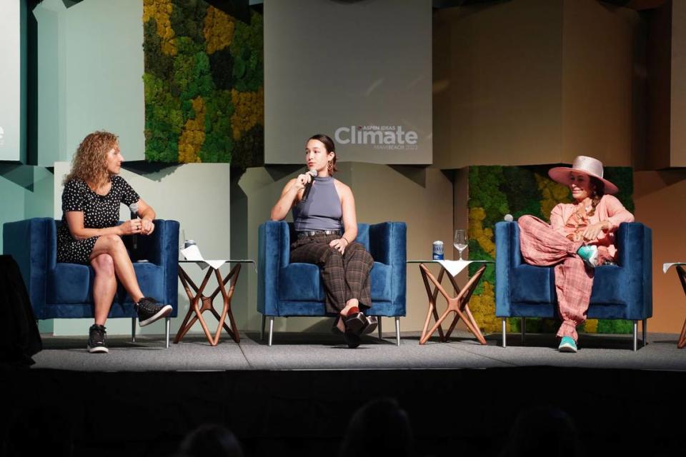 Laura Stieghorst habla en la ceremonia de clausura de Aspen Ideas: Climate Summit, en Miami Beach, junto a la presidenta ejecutiva de la XPRIZE Foundation, Anousheh Ansari, y la fundadora de Reefline, Ximena Caminos.