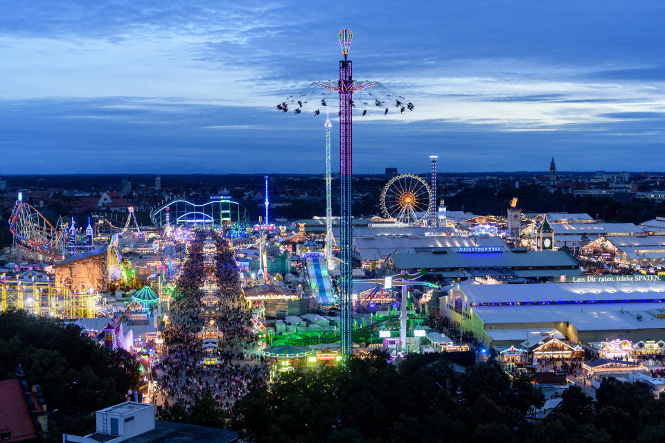 Vue sur les attractions de l'Oktoberfest se trouvant sur la Theresienwiese.