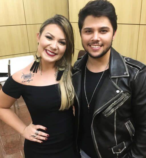 Outro famoso que foi tietado pela ex-BBB era Renato Vianna, 22. “Finalmente nos conhecemos pessoalmente”, legendou a loira citando o cantor que venceu a 4ª temporada do programa “The Voice Brasil”, exibido em 2015. (Foto: Reprodução/Instagram) 