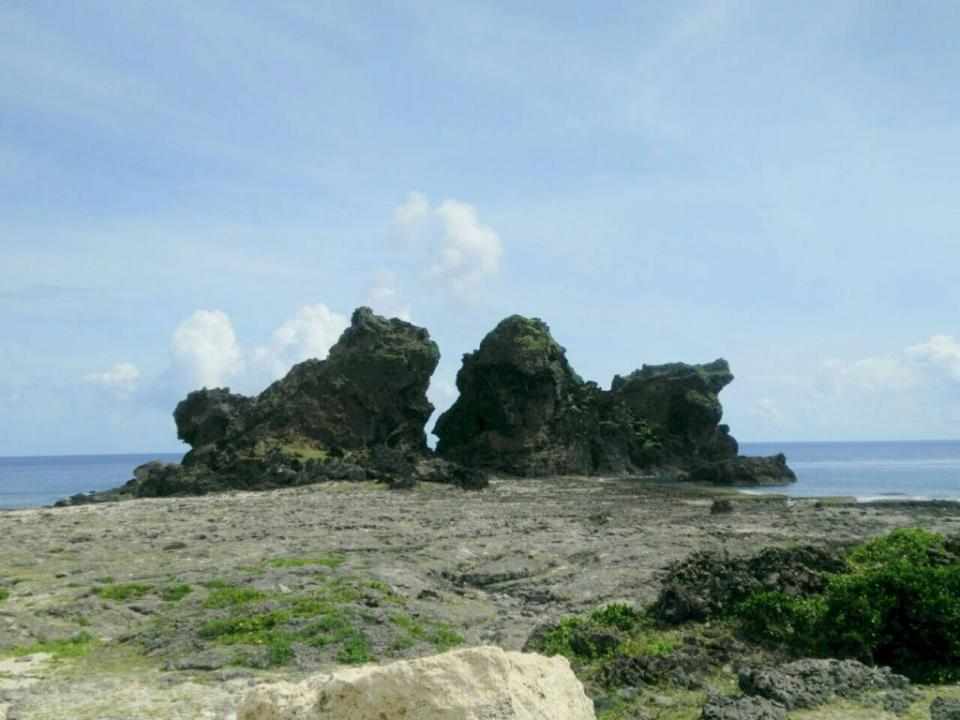 蘭嶼雙獅岩。（中華旅行社提供）