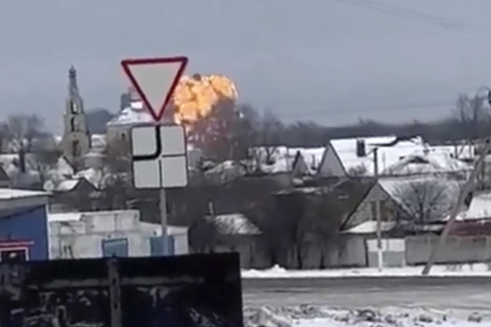 Flammen, die aus der Absturzstelle eines Militärflugzeugs in einem Wohngebiet in der Nähe von Jablonowo aufsteigen (Bild: Uncredited/UGC/AP/dpa)